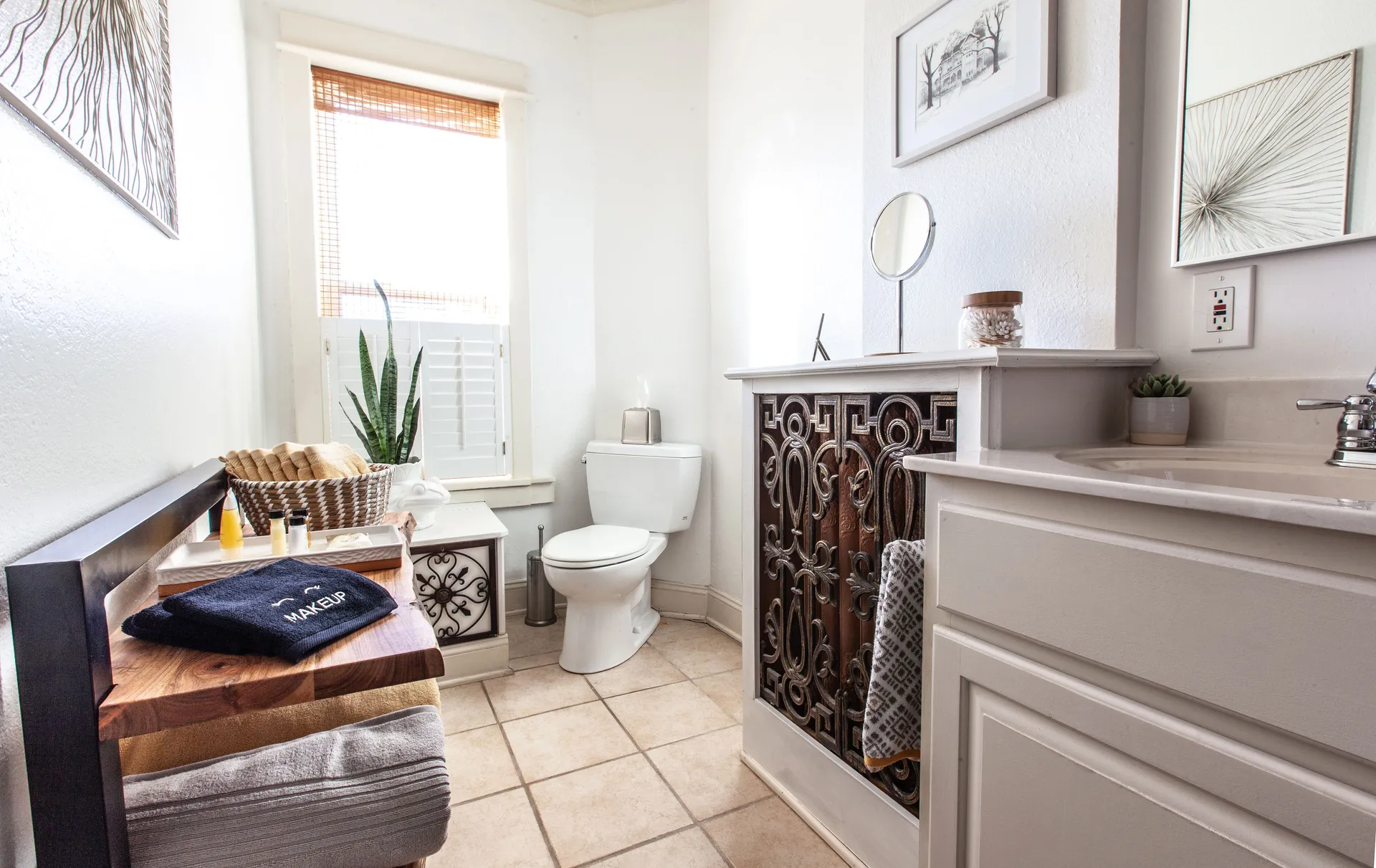 Loft A modern bathroom